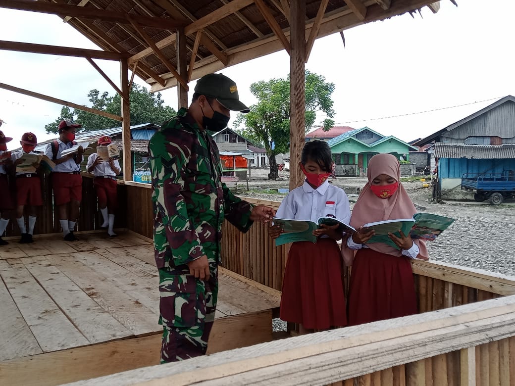Ajari Siswa Membaca, Babinsa Ilath Dirikan Walang Belajar