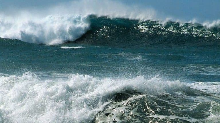 Peringatan Dini Gelombang di 15 Wilayah Perairan Maluku
