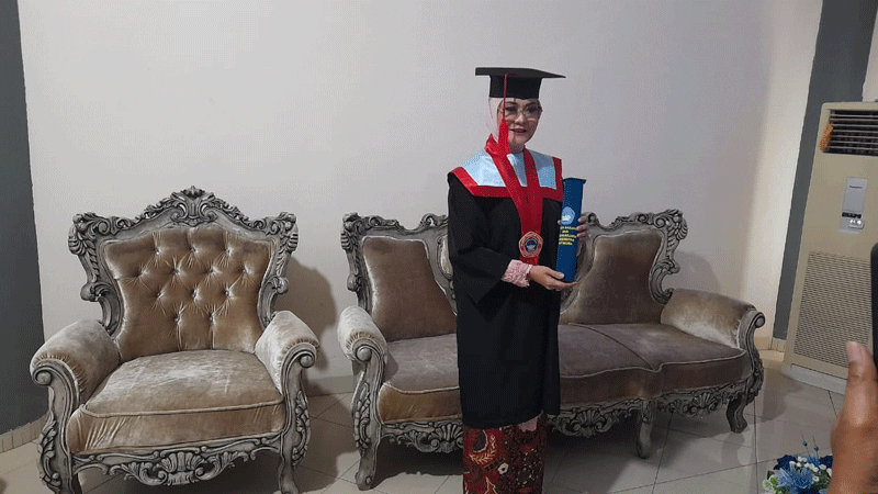 Widya Pratiwi Menyandang Gelar Sarjana Hukum di Unpatti