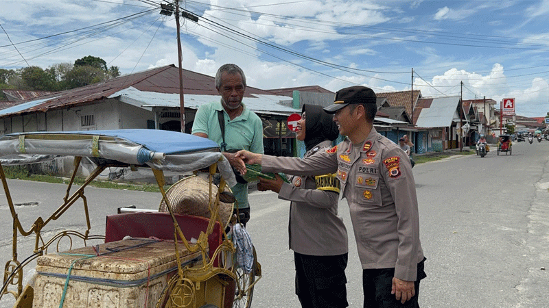 Kapolsek Namlea Berbagi Beras dan Sembako Kepada Tukang Becak