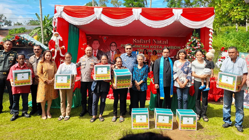 Safari Natal 2025 di Halong Atas, Pemkot Ambon Serahkan 8 Paket Sembako