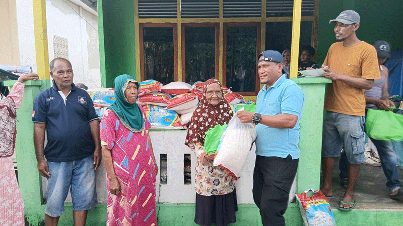 Gubernur HL Bagi Ribuan Paket Sembako ke Warga di Maluku Jelang Ramadan