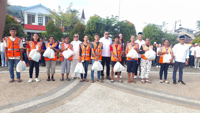 Satu Tahun Kepemimpinan Wattimena-Toisutta, Launching Booth UMKM dan Berbagi dengan Buruh Sampah