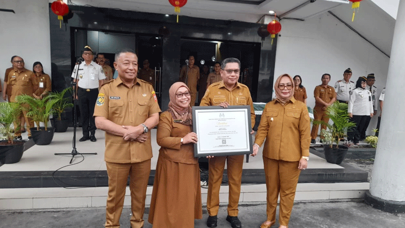 Wali Kota Serahkan Sertifikat KemenPPPA kepada SD Negeri 64 Ambon