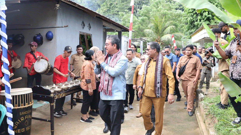 Gubernur Serahkan BSPS 2025 di Hative Kecil, Tahun Ini Jatah Maluku Hampir 3000 Unit