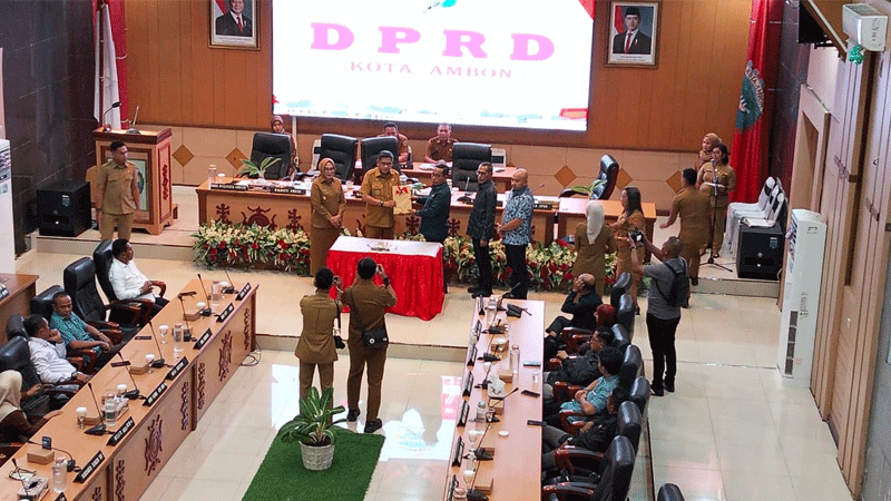 Pemkot Ambon Serahkan LKPJ 2025 dan Tiga Ranperda ke DPRD