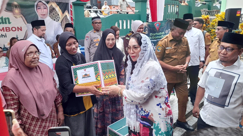 Safari Ramadan Ketiga, Wali Kota Ambon Ajak Dukung Penjual Takjil