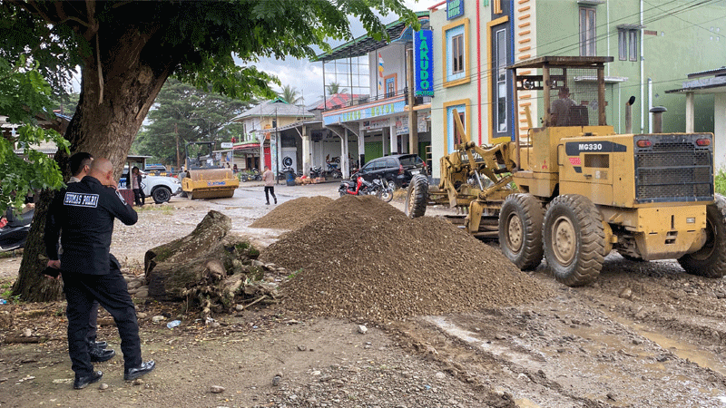 Respons Keluhan Pengguna Jalan, Polres SBT Perbaiki Jalan Lintas