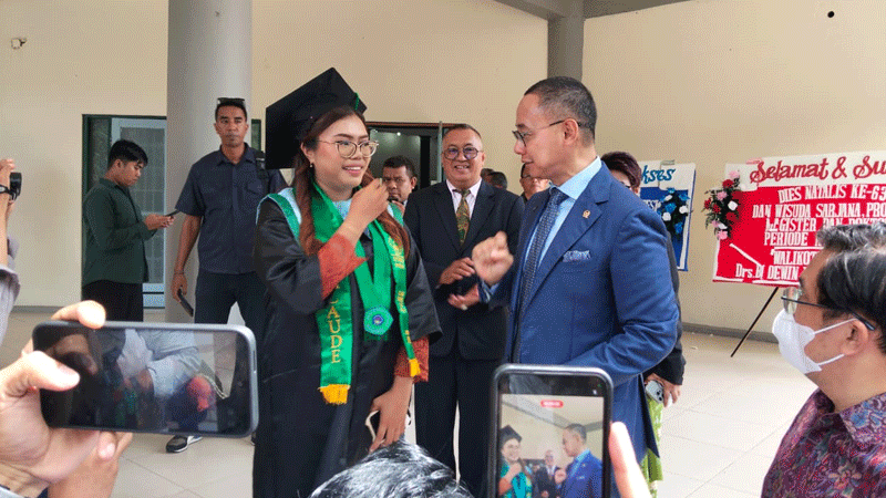 Tersentuh Kisah Inspiratif Claris Fransiska Lali Neka Lulusan Terbaik Unpatti, Wakil Ketua MPR RI Siap Biayai Studi Lanjut
