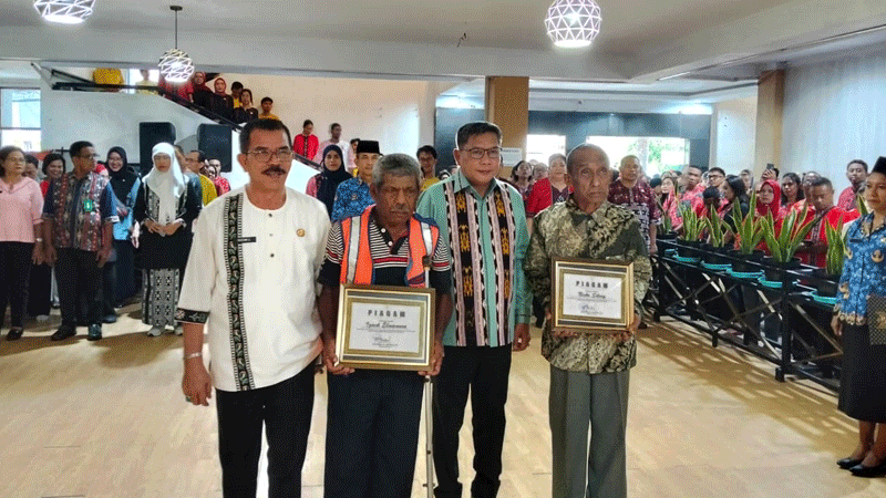 Dua Orang Lansia Jadi Teladan Kebersihan di Kota Ambon