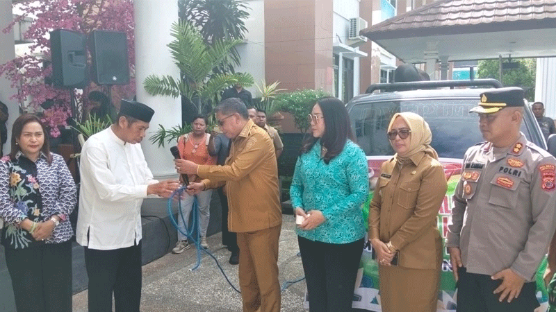 Pemkot Ambon Serahkan 100 Ekor Hewan Kurban, Wali Kota: Berkurban Ajarkan Keikhlasan