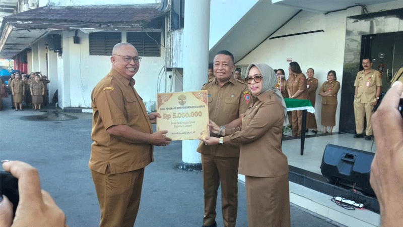 Pemkot Ambon Serahkan Kalpataru Lestari kepada Wutmaili Roumuty