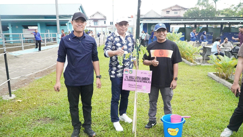 Wattimena Tanam Pohon Trembesi di Medan, Dorong Gerakan Hijau di Perkotaan